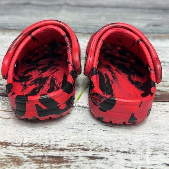 Crocs Kids' Marbled Classic Clog Red/Black Size C-4 - Picture 2 of 6